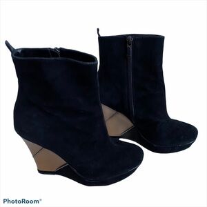 B Makowsky booties black suede size 7.5 wood heel Platform shoes
